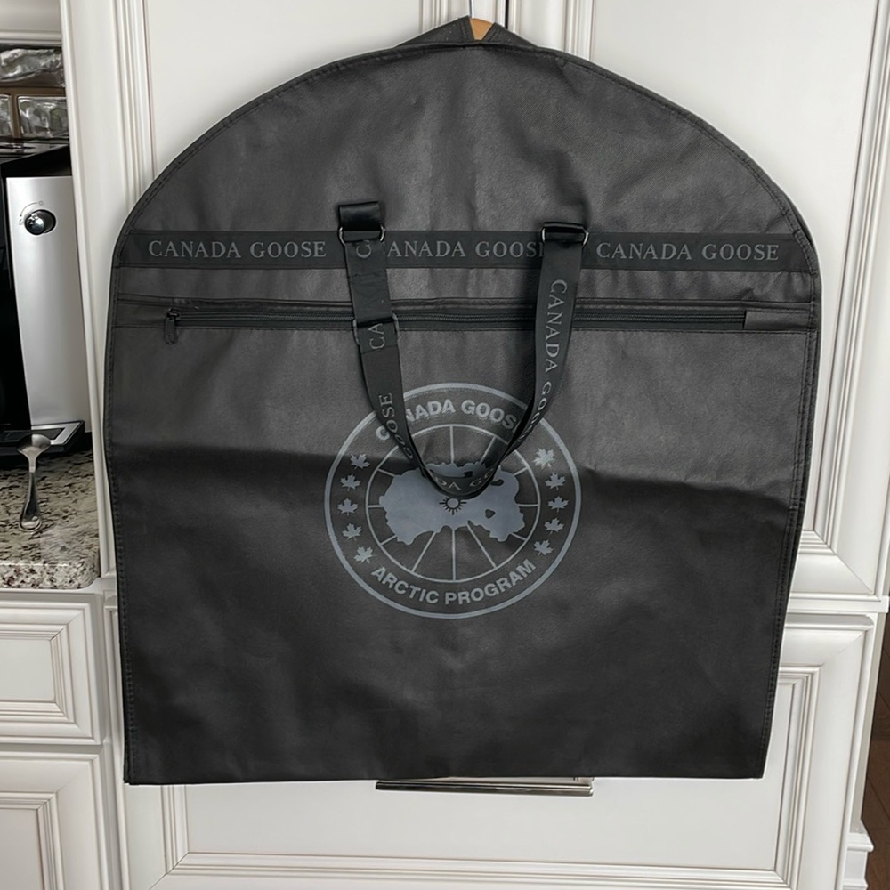 Canada Goose garment bag, color black.